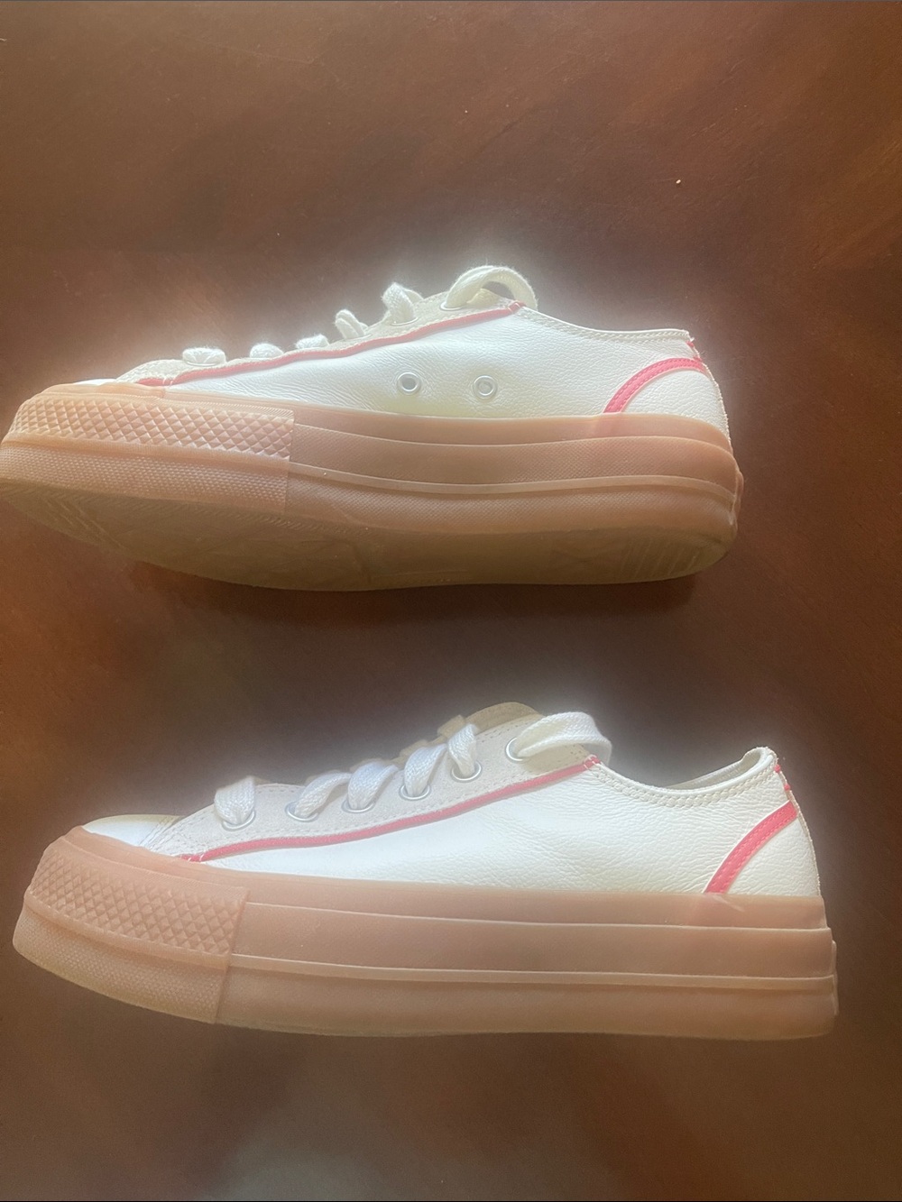 Converse women’s  platform Sneakers - White leather with Gum Sole and Red Trim - Picture 2 of 4